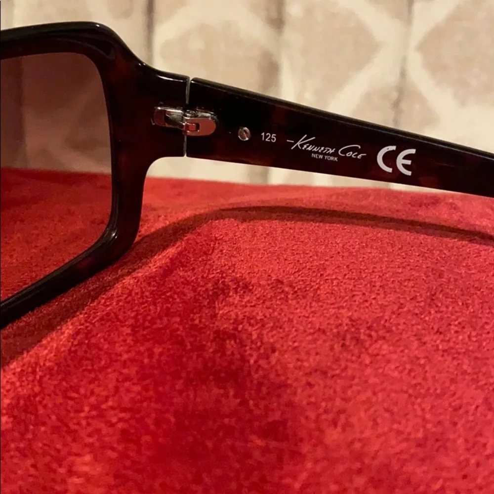 Black Square Frame Sunglasses - Picture 5 of 7